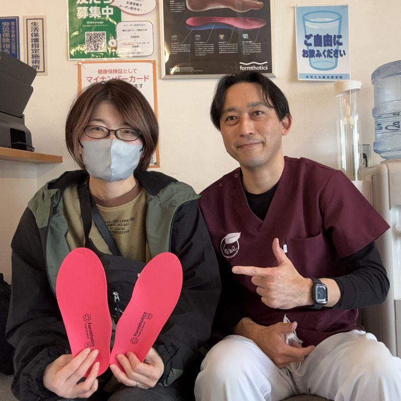 インソールを手にした患者さんと担当の先生
